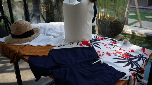 Hawai'i Collection dari Uniqlo, salah satu alternatif pakaian stylish di suhu tropis. (Foto: Liputan6.com/Benedikta Desideria)
