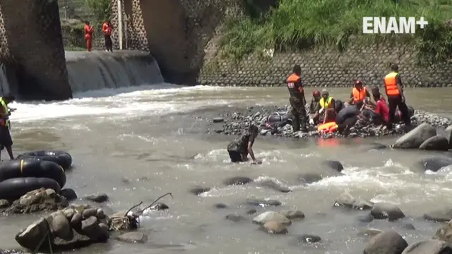 1 korban tenggelam akibat terseret arus sungai Grape di Madiun  Jawa Timur ditemukan polisi,  siswa dari MTS Bani Alimursad Banaran Magetan Selasa, (11/4/2014)