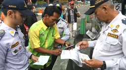 Petugas Dinas Perhubungan (Dishub) DKI Jakarta mengecek kesiapan angkutan mudik Lebaran di Terminal Kampung Rambutan, Jakarta, Jumat (8/6). Menurut Dishub, dari 37 bus yang dicek ada 26 dinyatakan tidak lulus uji kelaikan. (Liputan6.com/Immanuel Antonius)