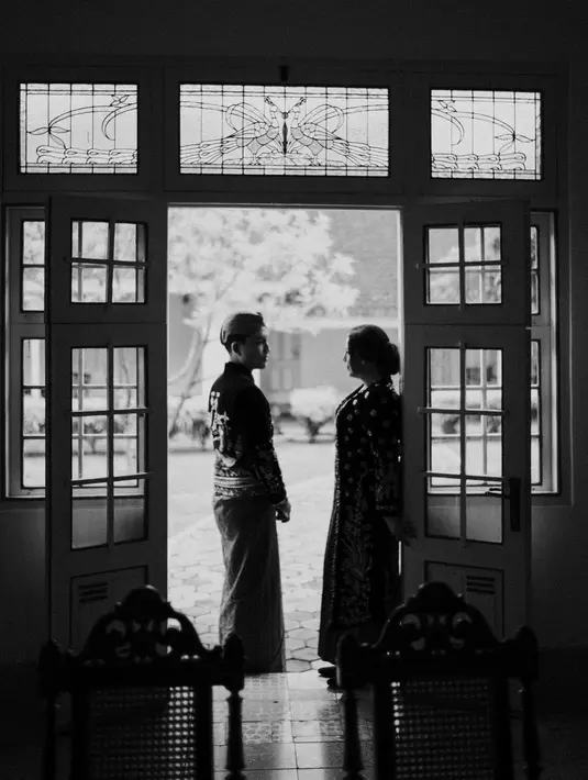 Warganet menyebut pasangan ini tampilan aura horor yang begitu kental dengan busana Jawa [@nessiejudge]