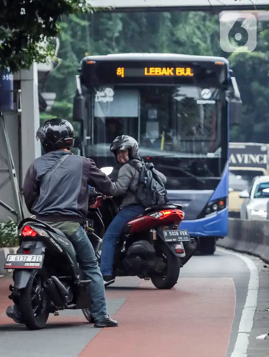 Meski kerap ada razia pegendara sepeda motor yang masuk ke jalur Transjakarta di kawasan tersebut, masih banyak pengendara sepeda motor yang nekat menerobos jalur khusus Transjakarta. (Liputan6.com/Angga Yuniar)