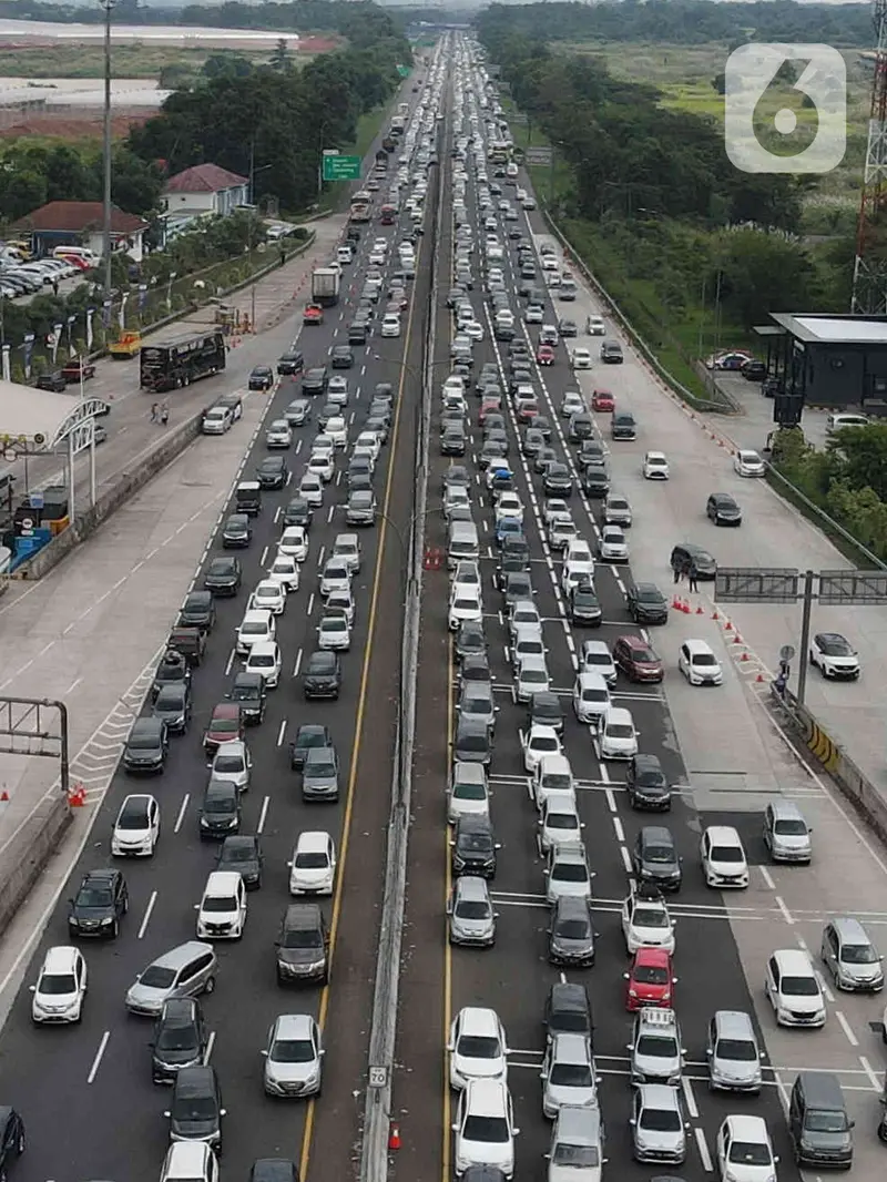 H-2 Idul Fitri 1443H, Gerbang Tol Cikampek Masih Padat