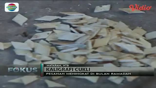 Pesanan kaligrafi kulit kerang meningkat hingga dua kali lipat di Mataram, Nusa Tenggara Barat.