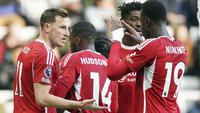 Pemain Nottingham Forest merayakan gol yang dicetak oleh Chris Wood ke gawang Newcastle United dalam lanjutan Liga Inggris di St James Park, Selasa (26/12/2023). (AFP/Andu Buchanan)