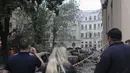 Sebuah rudal yang menghantam sebuah blok apartemen di Lviv Ukraina menewaskan empat orang dan sembilan terluka pada 6 Juli.  (AP Photo/Mykola Tys)