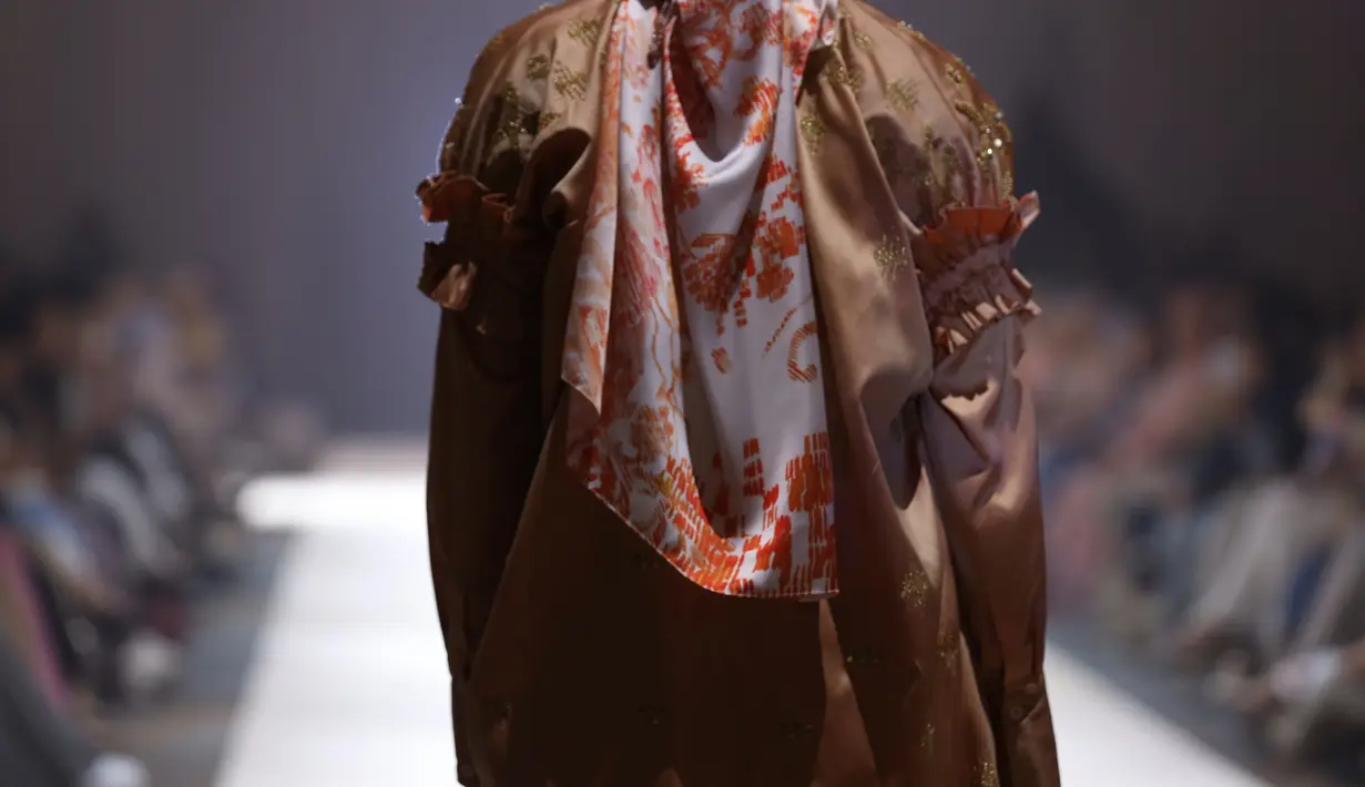 Ada 51 look dalam koleksi ini yang menampilkan indahnya tenun lagosi dan perpaduan dengan kain strimin. [Foto: Document/RiaMiranda]