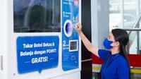Danone-AQUA bekerjasama dengan Alfamart dan PlasticPay, gerakan sosial berbasis platform digital, meluncurkan inovasi terbaru berupa AQUA Reverse Vending Machine (RVM) atau Mesin Penukaran Botol plastik paska konsumsi bagi masyarakat untuk memfasilitasi pengelolaan sampah plastik.