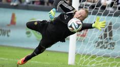 Jean-Francois Gillet kiper Mechelen klub Liga Pro Belgia tampil luar biasa dengan menggagalkan 3 penalti Anderlecht secara beruntun pada Minggu (4/10/2015).