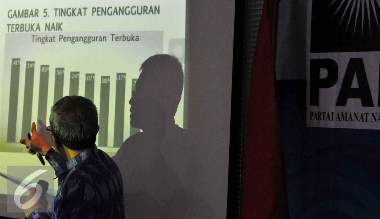 Wakil Ketua Umum DPP PAN, Didik J Rachbini saat menjadi pembicara dalam diskusi yang bertajuk "Krisis Ekonomi, Pengangguran dan Solusinya (Visi Pan)" di Kantor DPP PAN, Jakarta, Rabu (9/9/2015). (Liputan6.com/Andrian M Tunay)