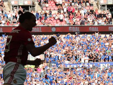 Penyerang Manchester United, Zlatan Ibrahimovic merayakan golnya ke gawang Leicester City pada ajang Community Shield  di Stadion Wembley (7/8/2016) (Reuters/Eddie Keogh)