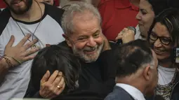 Mantan Presiden Brasil Luiz Inacio Lula da Silva tersenyum setelah dibebaskan di Curitiba, Brasil, (8/11/2019). Seorang hakim memerintahkan pembebasannya setelah putusan Mahkamah Agung bahwa terdakwa hanya boleh dipenjara jika mereka telah kehabisan opsi banding mereka. (AFP Photo/Carl De Souza)
