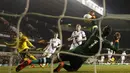 Proses terjadinya gol kedua dari striker Dortmund, Pierre-Emerick Aubameyang, ke gawang Tottenham pada laga leg kedua babak 16 besar Liga Europa di Stadion White Hart Lane, Inggris, Jumat (18/3/2016) dini hari WIB. (Action Images via Reuters/John Sibley)