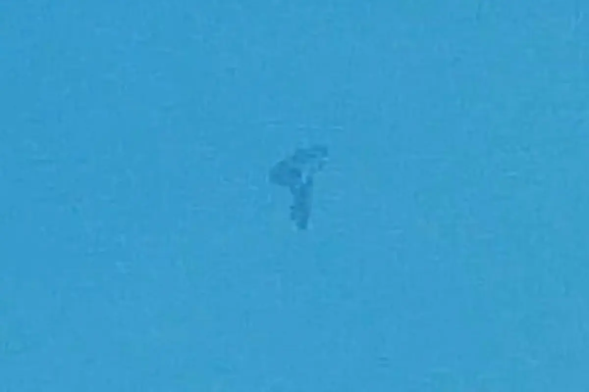 Pesawat Tanpa Lampu Berbentuk Huruf 'T', UFO?