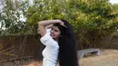 Gadis asal India, Nilanshi Patel (17) berpose untuk foto di kota Modasa, Ahmedabad, Minggu (19/1/2020). Pada 2018, Patel mencatatkan dirinya dalam daftar Guinness World Records pada kategori yang sama, yaitu pemilik rambut terpanjang di dunia dengan panjang hingga 170,5 cm. (SAM PANTHAKY/AFP)
