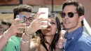Aktor asal Amerika James Marsden melakukan selfie dengan penggemarnya saat ia tiba untuk lokakarya kampus dengan mahasiswa di ‘Taormina Film Festival’ ke-61 di Taormina, Italia (20/6/2015). (Bintang/EPA)