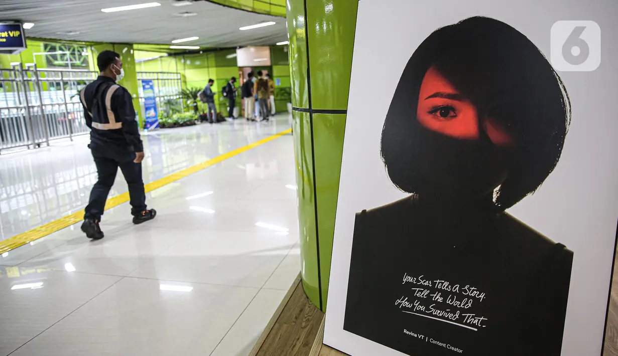 Foto terkait kampanye Hari Anti Kekerasan Terhadap Perempuan dipamerkan di Hall Stasiun Gambir, Jakarta, Jumat (9/12/2022). Sebanyak 16 karya foto dipamerkan di Hall Stasiun Gambir untuk memperingati Hari Anti Kekerasan Terhadap Perempuan. (Liputan6.com/Faizal Fanani)