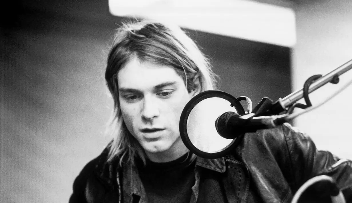 Buang catokan jauh-jauh kalau kamu udah punya rambut kayak Kurt Cobain. Percaya deh, kamu nggak lagi butuh! (Rolling Stone)