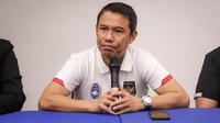 Sekjen PSSI, Yunus Nusi memberikan keterangan saat konferensi pers mengenai kericuhan yang terjadi di Stadion Kanjuruhan, pada Minggu (02/10/2022) di Stadion Madya, Senayan, Jakarta. (Bola.com/Bagaskara Lazuardi)