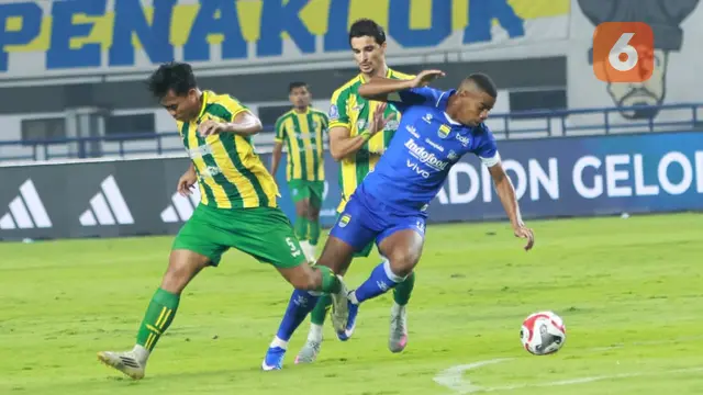 Persib Bandung melawan PSBS Biak.