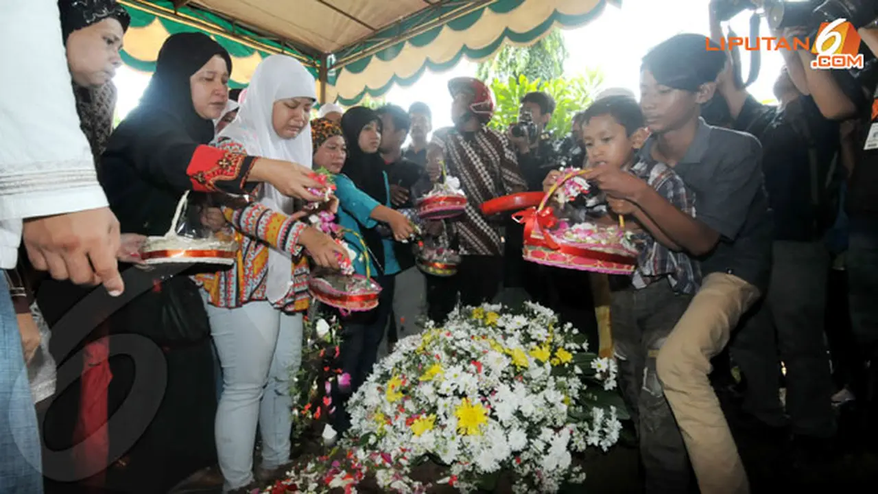 6-pemakaman-sukardi-130911c.jpg