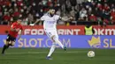 Penyerang Real Madrid, Karim Benzema mencetak gol lewat titik penalti ke gawang Mallorca pada pertandingan lanjutan La Liga Spanyol di Palma de Mallorca, Spanyol, Selasa (15/3/2022). Benzema mencetak dua gol dan mengantar Madrid menang telak atas Mallorca 3-0. (AP Photo/Francisco Ubilla)