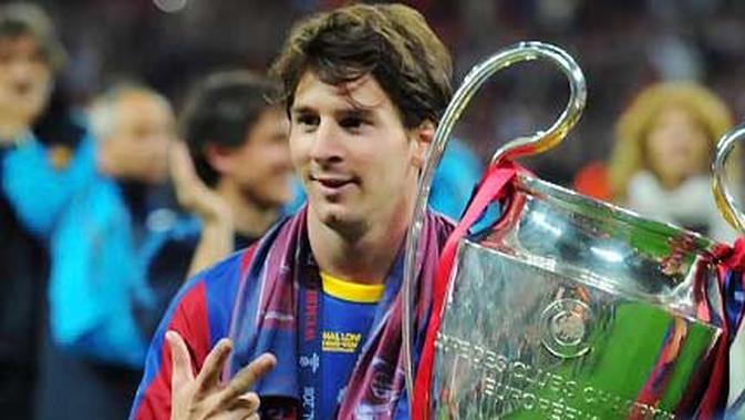 Bintang Barcelona Lionel Messi menggendong trofi Liga Champions setelah mengalahkan Manchester United 3-1 pada partai final di Wembley Stadium, London, 28 Mei 2011. AFP PHOTO/LLUIS GENE