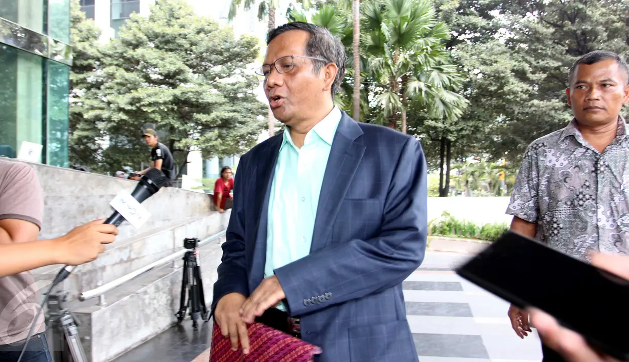 Mantan Ketua Mahkamah Konstitusi, Mahfud MD tampak begitu tergesa-gesa masuk menuju ke dalam Gedung KPK, Jakarta, Jumat (4/9/2015). Mahfud enggan banyak berkomentar soal kedatangannya ke KPK. (Liputan6.com/Helmi Afandi)