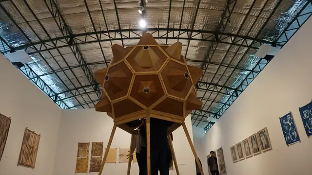 “I Can See The World” jadi salah satu instalasi seni yang dipamerkan dalam pameran bertajuk Re-Definition di Bale Tonggoh Selasar Sunaryo Art Space.