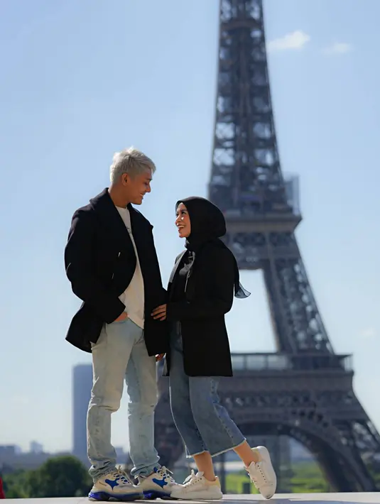 Tampil serasi dengan busana hitam dan bawahan denim, pasangan selebriti ini memang kerap tampil kompak. Selalu serasi dalam setiap acara, kehidupan keduanya pun terlihat begitu harmonis. Tidak sedikit yang mendoakan agar pernikahan keduanya selalu damai dan langgeng. (Liputan6.com/IG/@rizkybillar)