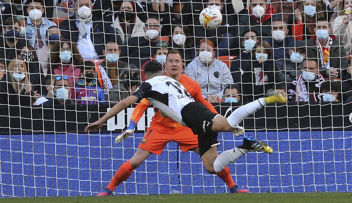 Valencia merespon ketertinggalannya di awal babak kedua. Carlos Soler berhasil mengoyak gawang Barcelona yang dikawal Marc-Andre ter Stegen pada menit ke-52 via sundulan memanfaatkan umpan silang Bryan Gill dan mengubah skor menjadi 1-3. (AP/Alberto Saiz)