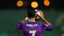 Bintang Real Madrid, Cristiano Ronaldo, dikabarkan Sport (8/11/2016), akan memperpanjang kerja sama dengan apparel olahraga asal Amerika Serikat, Nike. (Reuters/Marcelo del Pozo)
