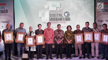 Para penerima penghargaan foto bersama pada malam penganugerahan Indonesia Digital Innovation Award 2019 di Balai Kartini, Jakarta, Jumat (22/2). (Liputan6.com/Faizal Fanani)