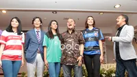 Peluncuran Jersey Madura United dihadiri Presiden Mizuno Asia, Kyosi Tatani (2kiri), Manager Tim, Haruna Sumitro (tengah) di Hotel Century, Jakarta, Rabu (25/1/2017). (Bola.com/Nicklas Hanoatubun) 