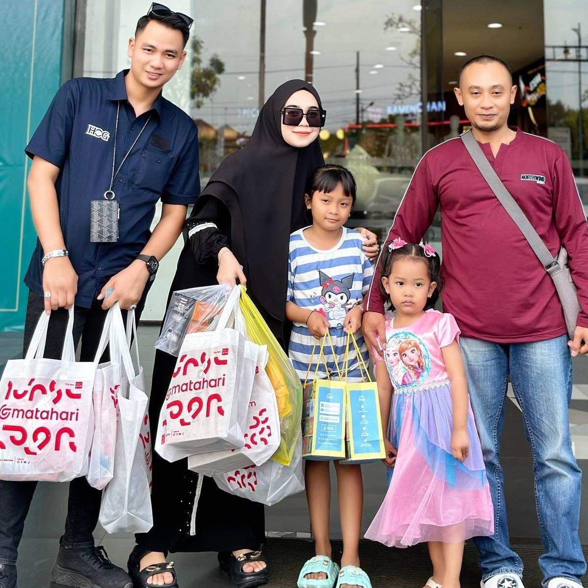 Kisah Wanita Beri Hadiah Anak dan Ayah usai Ketahuan Foto di Depan Rumahnya, Bikin Haru hingga Banjir Pujian Warganet