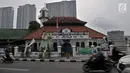 Pengendara melintas di depan Masjid Jami Al-Makmur, Cikini, Jakarta, Rabu (23/5). Meski telah mengalami pemugaran pada 1932, masjid ini masih mempertahankan gaya arsitektur awal dengan mimbar yang berusia ratusan tahun. (Merdeka.com/Iqbal S Nugroho)