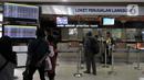 Calon penumpang saat membeli langsung tiket kereta Mudik Lebaran 2020 di loket Stasiun Pasar Senen, Jakarta, Senin (17/2/2020). PT Kereta Api Indonesia resmi membuka penjualan tiket Mudik Lebaran 2020 mulai 14 Februari 2020. (merdeka.com/Iqbal Nugroho)