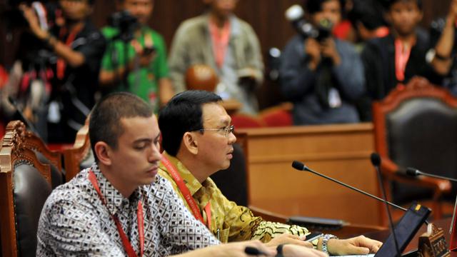Ryan Ernest mendampingi Ahok saay bersidang di MK.