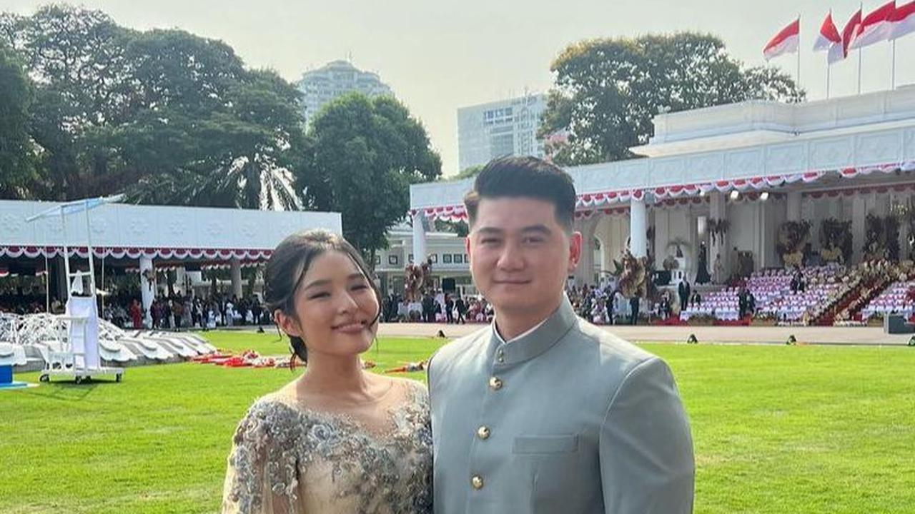 Juri MasterChef Indonesia, Arnold Poernomo terlihat hadir di Istana Merdeka untuk melakukan upacara. Chef Arnold hadir ditemani istri tercinta yang mengenakan busana kebaya.