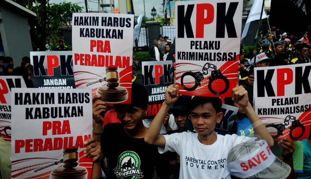 Massa pendukung Komjen Budi Gunawan melakukan aksi unjuk rasa di depan Pengadilan Negeri Jakarta Selatan, Senin (2/2/2015). (Liputan6.com/Johan Tallo)