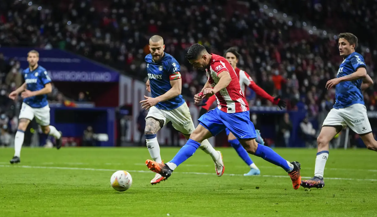 Penyerang Atletico Madrid Luis Suarez (kanan tengah) mencetak gol keempat timnya ke gawang Deportivo Alaves dalam lanjutan La Liga Spanyol, Minggu (3/4/2022) dinihari WIB. Atletico Madrid menang telak dengan skor 4-1 atas Deportivo. (AP Photo/Manu Fernandez)