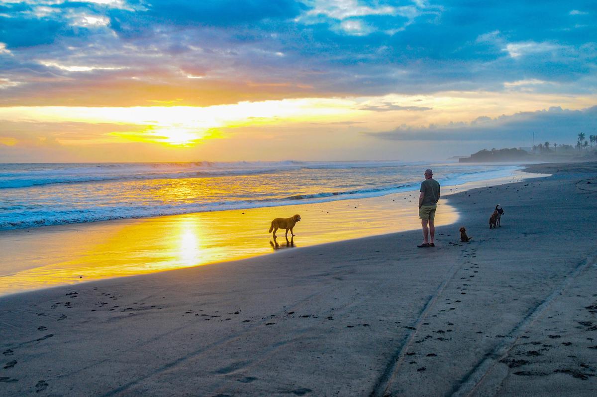 FOTO: Pantai Pasut, Permata Tenang di Tabanan yang Menawarkan Keindahan Senja