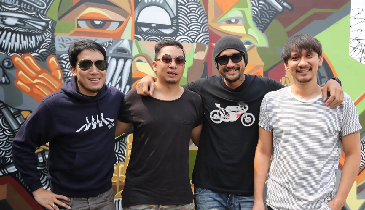 "Kita awalnya nggak nyangka dan kepikiran. Namanya band nggak pernang manggung, nggak pernah kepikiran buat ngeband lagi. Akhirnya ditelepon Andien. Ditawarin main di konser dia. Wih gila," kata Desta. (Galih W. Satria/Bintang.com)