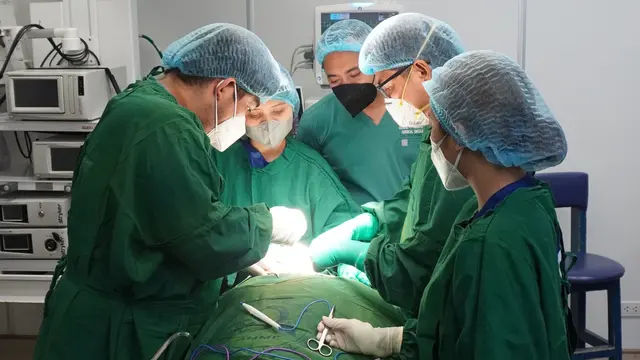 Dokter Operasi Pasien