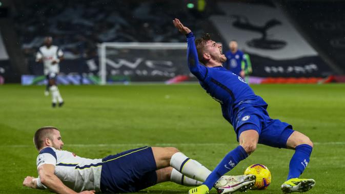 Timo Werner dari Chelsea ditekel Eric Dier dari Tottenham selama pertandingan Liga Inggris di Stadion Tottenham Hotspur di London, Inggris, Kamis, 4 Februari 2021. (Clive Rose / Pool via AP)