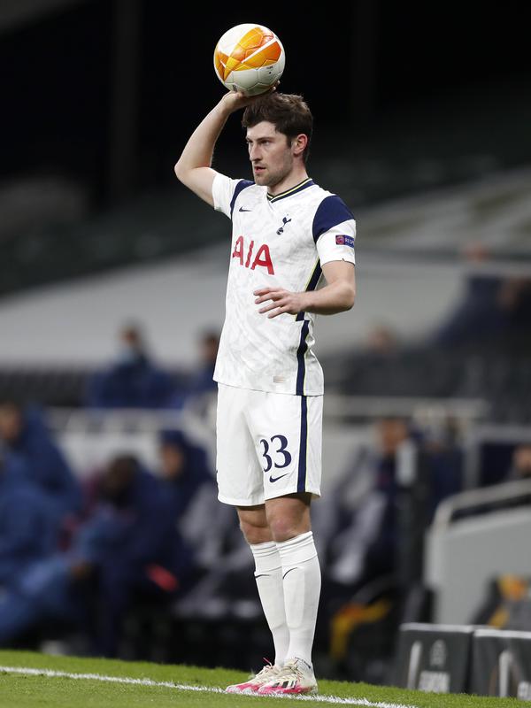 Bek Tottenham Hotspur, Ben Davies memegang bola lemparan out saat bertanding melawan Dinamo Zagreb padapertandingan leg pertama babak 16 besar Liga Europa di ottenham Hotspur Stadium, Inggris, Jumat (12/3/2021). Hasil ini bagus bagi Spurs menyambut leg kedua. (AP Photo/Alastair Grant, Pool)