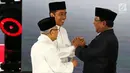 Capres Prabowo Subianto bersalaman dengan Capres Joko Widodo usai Debat Pilpres 2019 kelima di Jakarta, Sabtu (13/4). Debat kelima merupakan debat terakhir dalam masa kampanye yang mengambil tema Ekonomi, Kesejahteraan Sosial, Keuangan dan Investasi. (Liputan6.com/Johan Tallo)