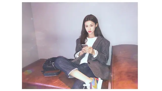 6 Ide Padu Padan Outfit Nongkrong ala Go Yoon Jung, Tampil Kece di Kafe