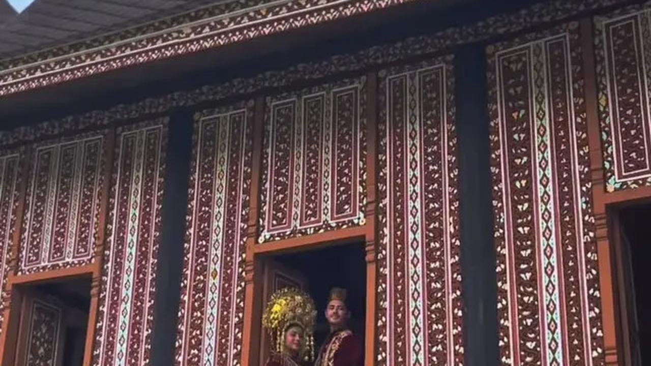 8 Potret Awkarin Ajak Pacar ke Padang, Bak Prewed Pakai Baju Adat