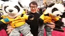 Aktor Jackie Chan setibanya di karpet merah Academy Awards ke-89 di Dolby Theatre, Los Angeles, Minggu (26/2). Menghadiri perhelatan Piala Oscar 2017, Jackie Chan membawa dua boneka panda berjaket kuning. (Christopher Polk/Getty Images/AFP)