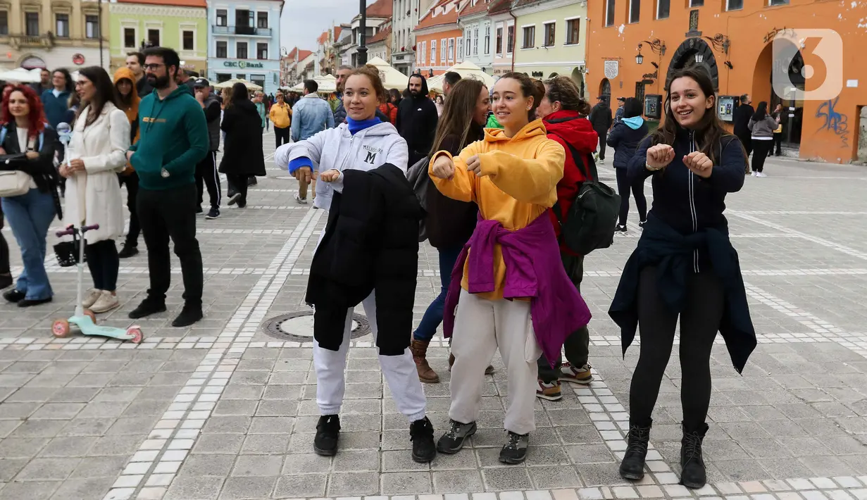Pengunjung menari pada acara Brasov Multicultural Day di Piata Sfatului, Brasov, Rumania, Minggu (8/10/2023). (Liputan6.com/Herman Zakharia)